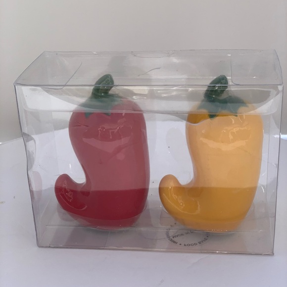 Pepper shaped salt  and pepper shakers - Picture 4 of 4